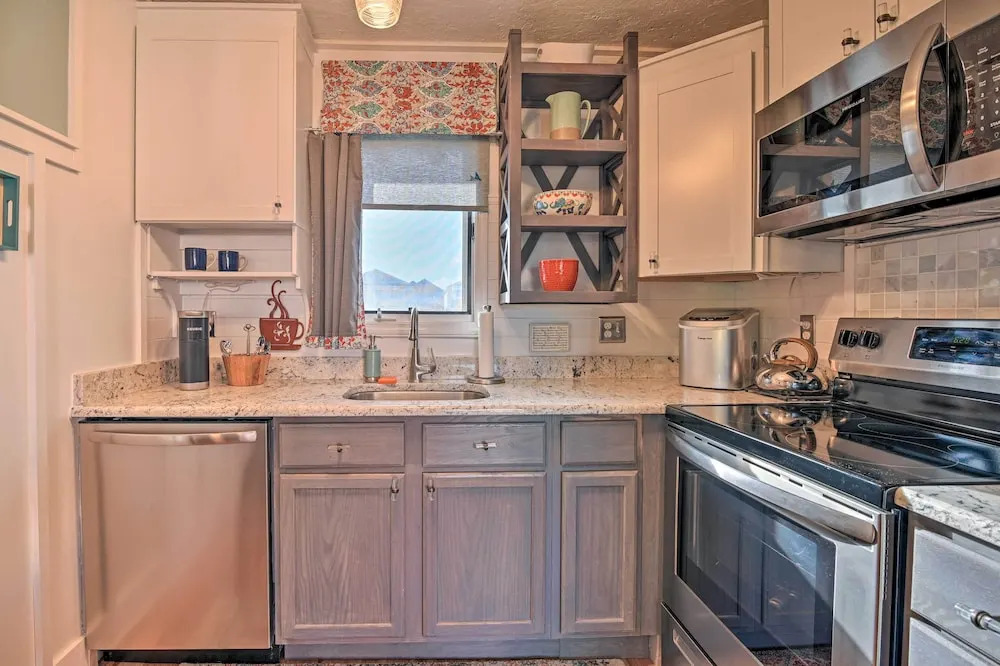 Eclectic Condo w/ Balcony: 1 Block to Beach!