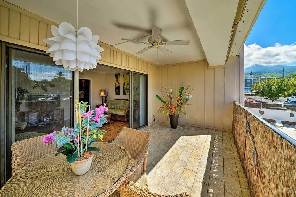 Downtown Air Conditioned Condo: Walk to Beaches