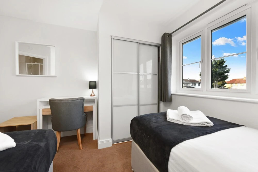 London Heathrow Living Serviced House 4 Bedrooms, 2.5 Bathrooms Up to 9 Beds