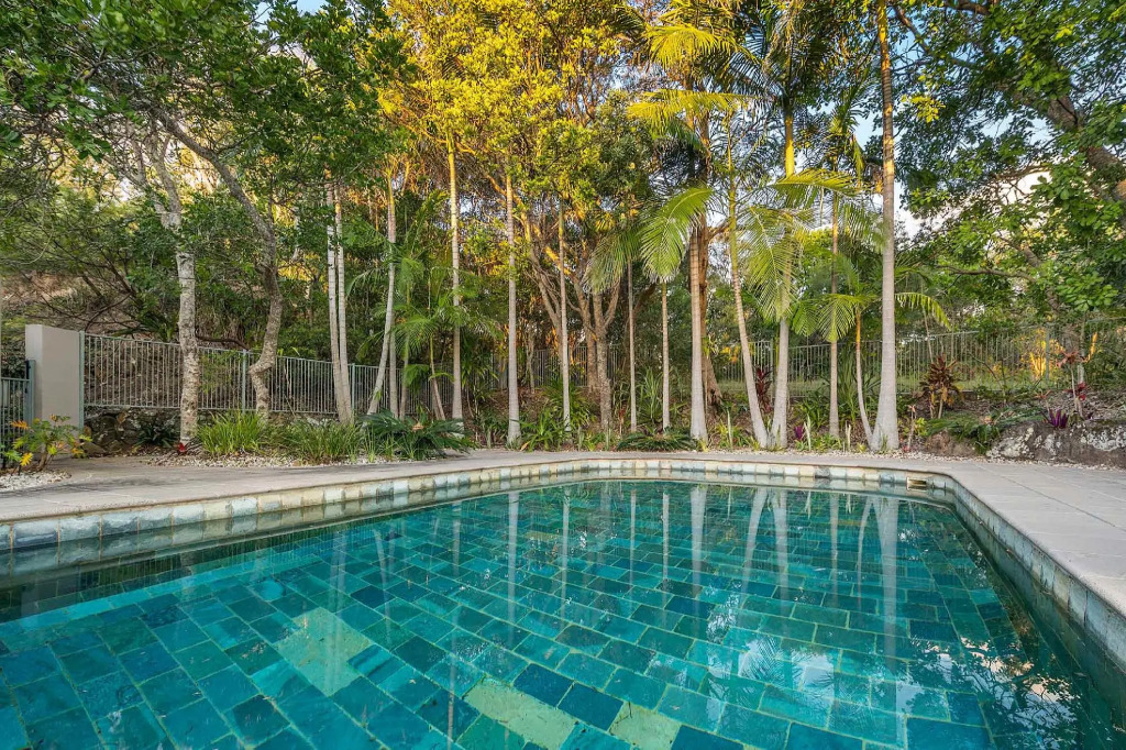 11 James Cook Apartments - w. pool & beach access