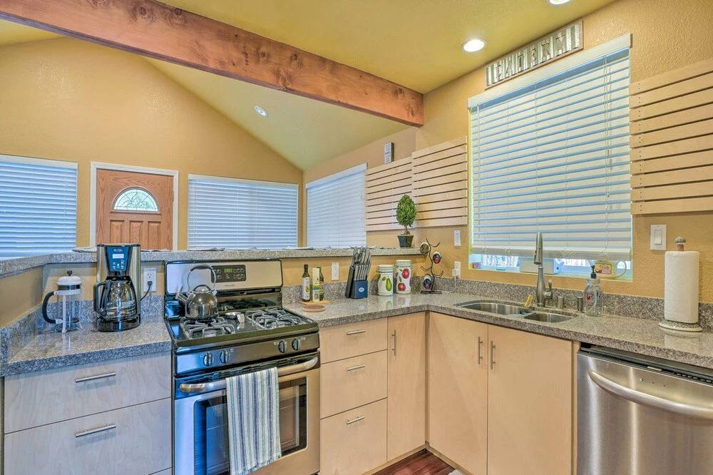 Cozy Cottage w/ Grill - 5 Mi to Mt Baldy Resort!