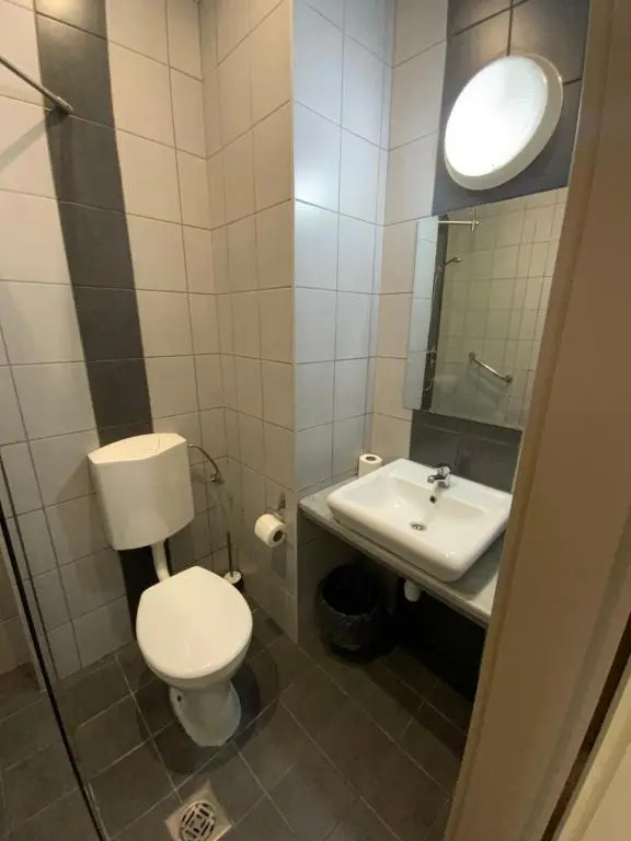 FREE PARKING, FREE BREAKFAST, only 15 minutes to City Center