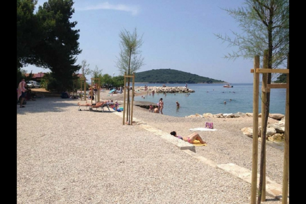Apartment Željko - affordable and with sea view A1 Maslinica, Island Solta