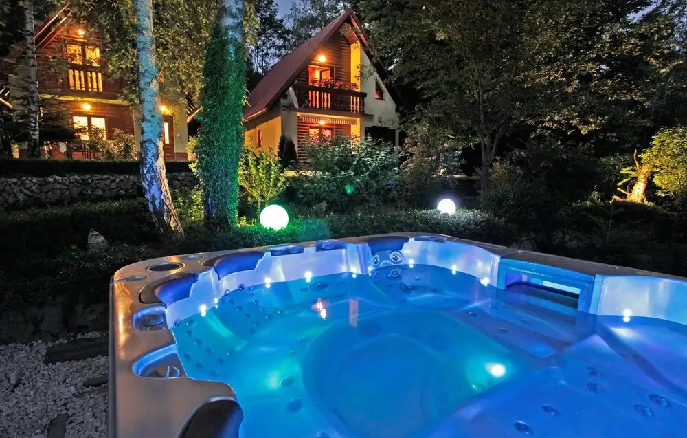Amazing Home in Breze with Hot Tub & 4 Bedrooms