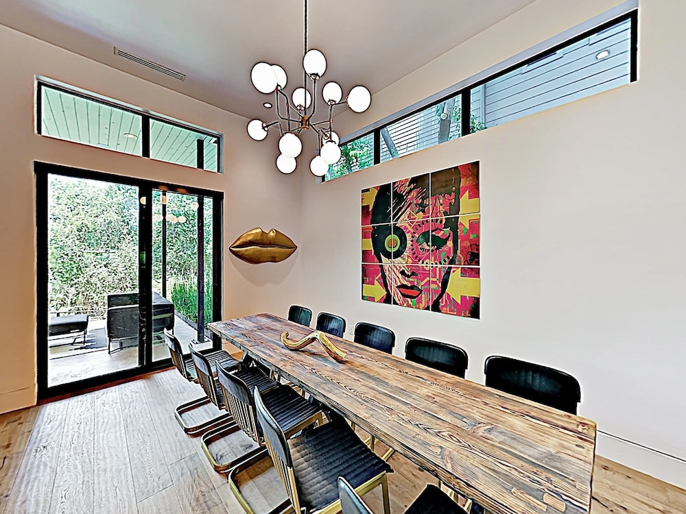 New Listing! Spacious Luxe Near Downtown 4 Bedroom Home