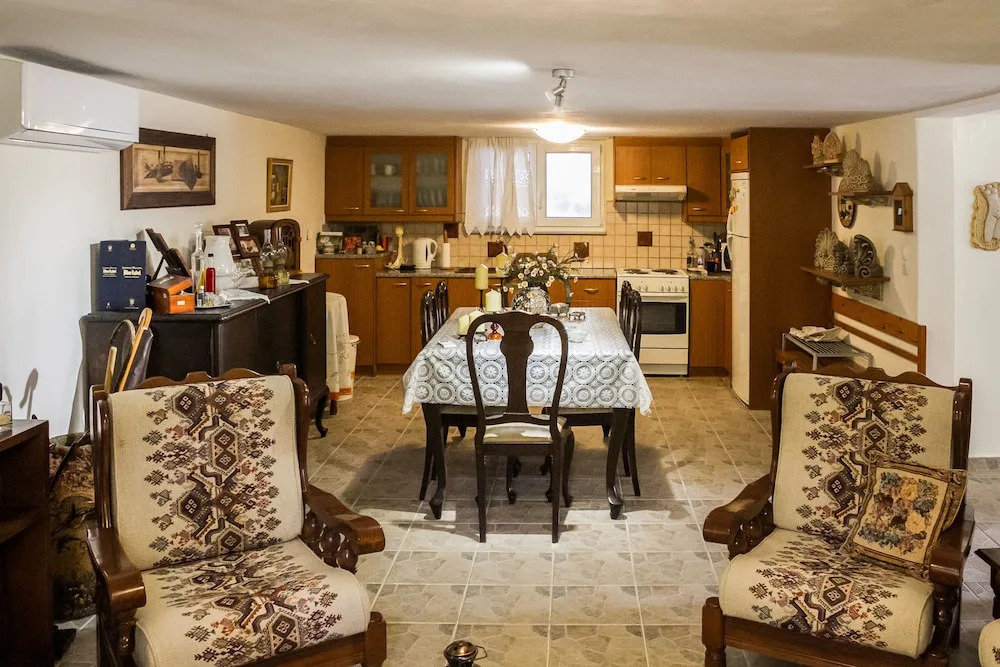 Spacious home with garden in Marathonas
