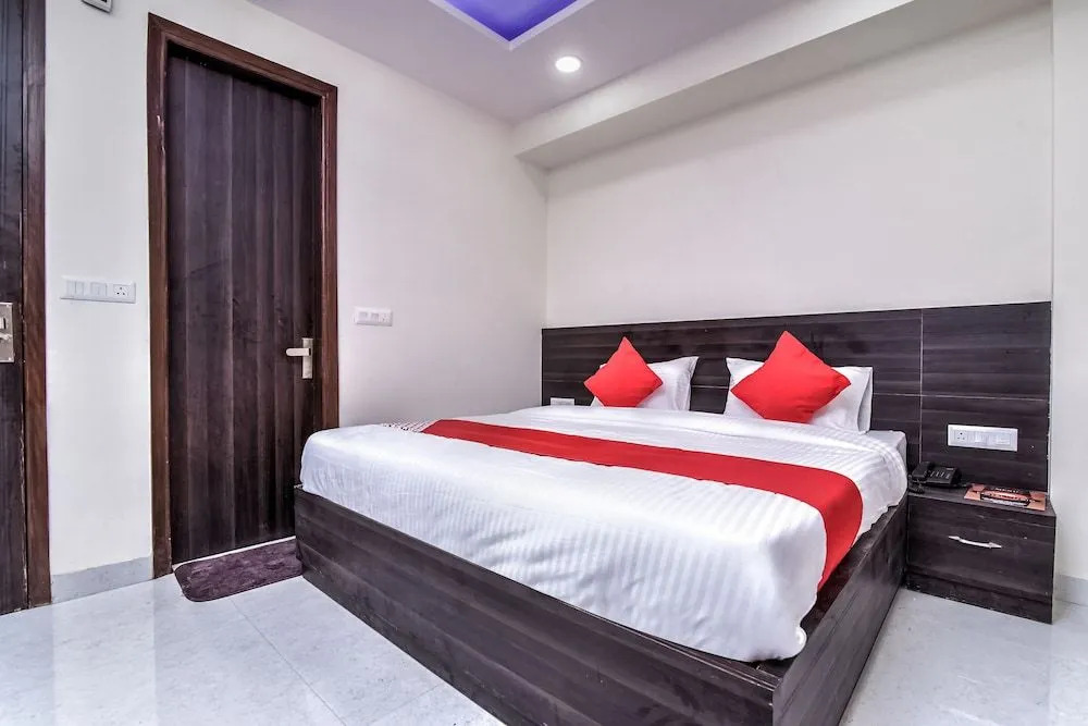 OYO 24236 Q Hotel