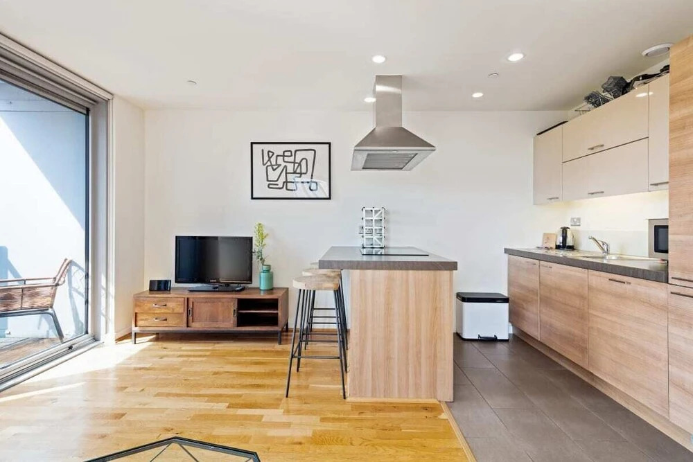 Chic 1 BDR W/balcony in Greenwich, 7mins to st