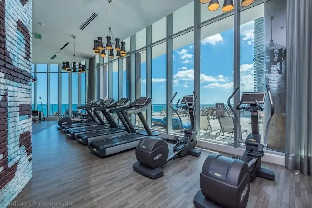 Hyde Beach House Luxury -resort 3 Bedroom Condo by RedAwning