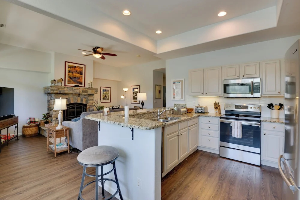Stunning Mtn Views & Hot Tub: Silverthorne Retreat