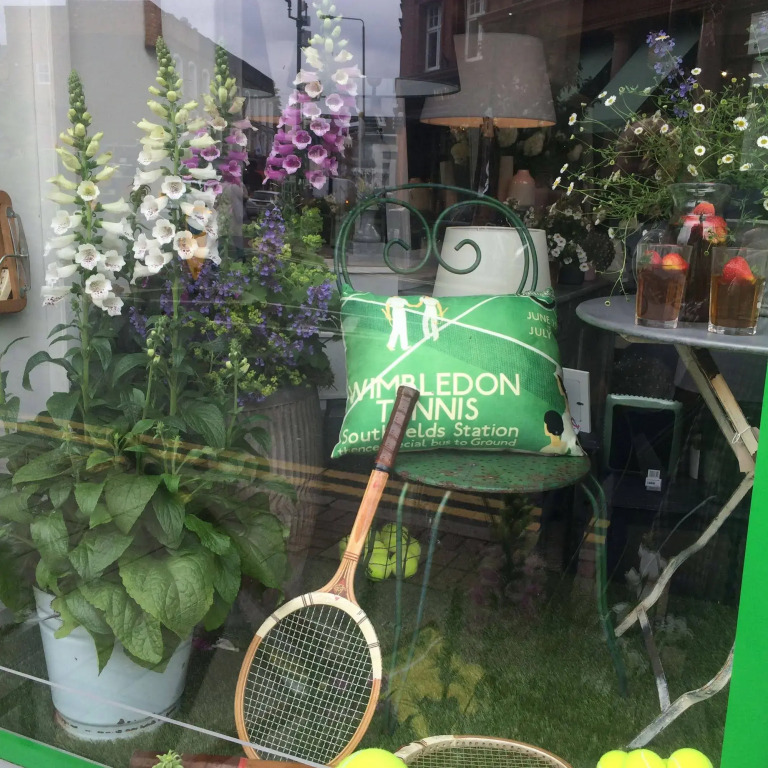 Wimbledon Town Centre Garden Apartment with private parking - Sleeps 5