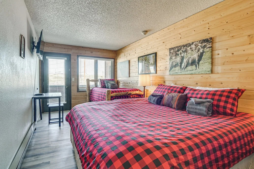 < 1 Mi to Granby Rodeo! Retreat w/ Pool & Hot Tub