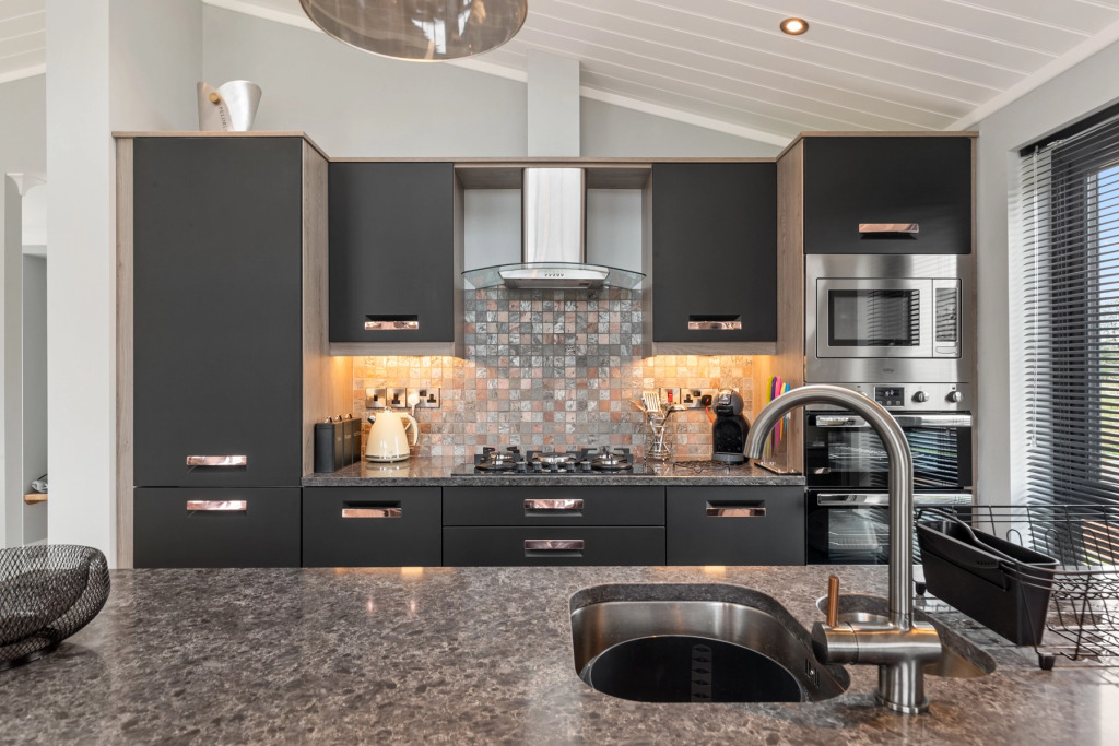 Ael-Y-Bryn - Luxury Lodge, Hot Tub, Three En-Suite Bedrooms