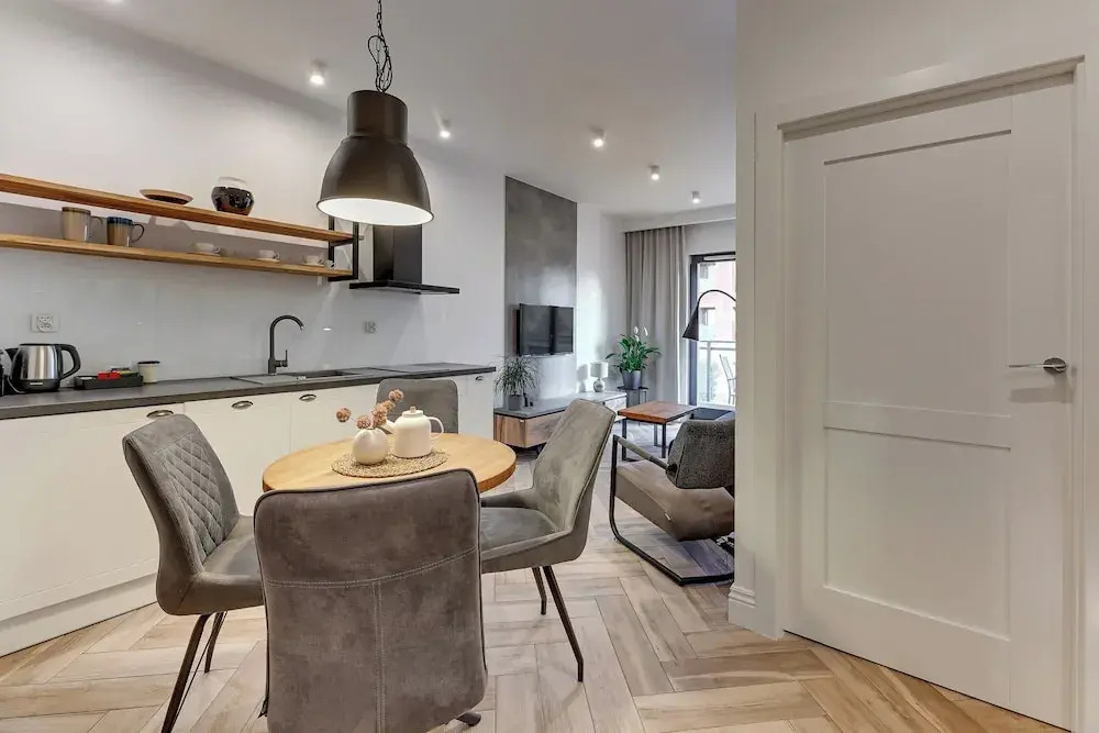 Aura III Apartments & Free Parking by Downtown Apartments