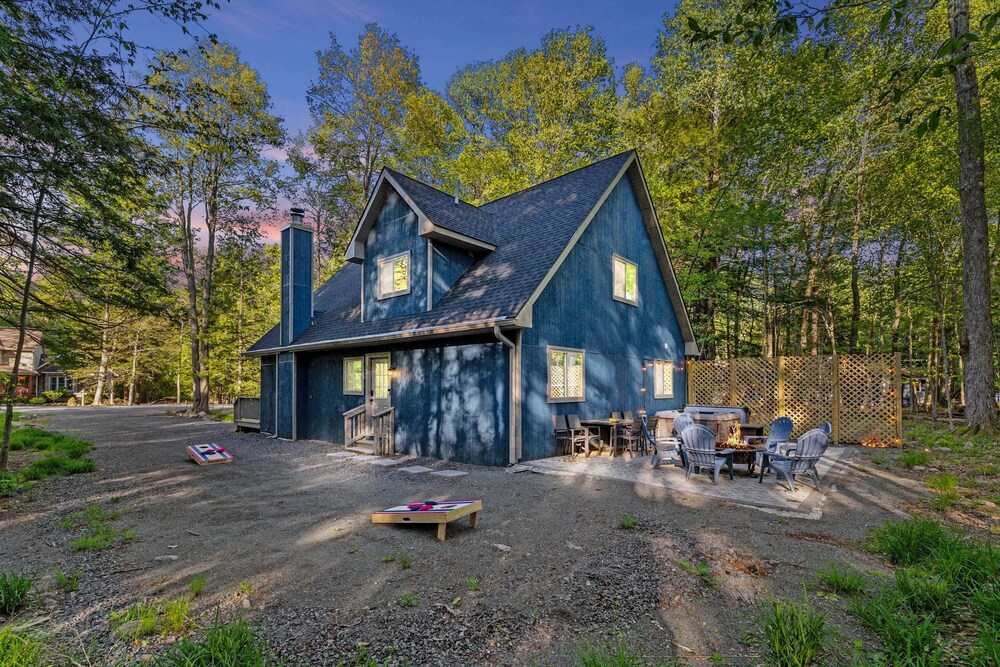 Near Jfbb for Skiing With Hot Tub and Fire Pit