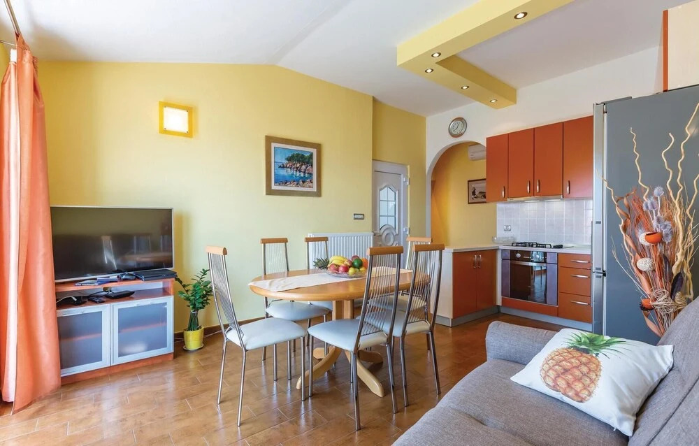 Nice Home in Makarska with WiFi, 3 Bedrooms & Hot Tub