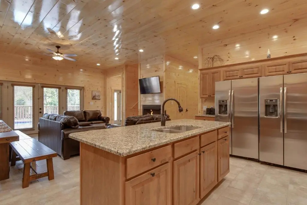 Smoky Mountain Splash, 6 Bedroom, Private Pool, WiFi, Pool Table, Sleeps 18
