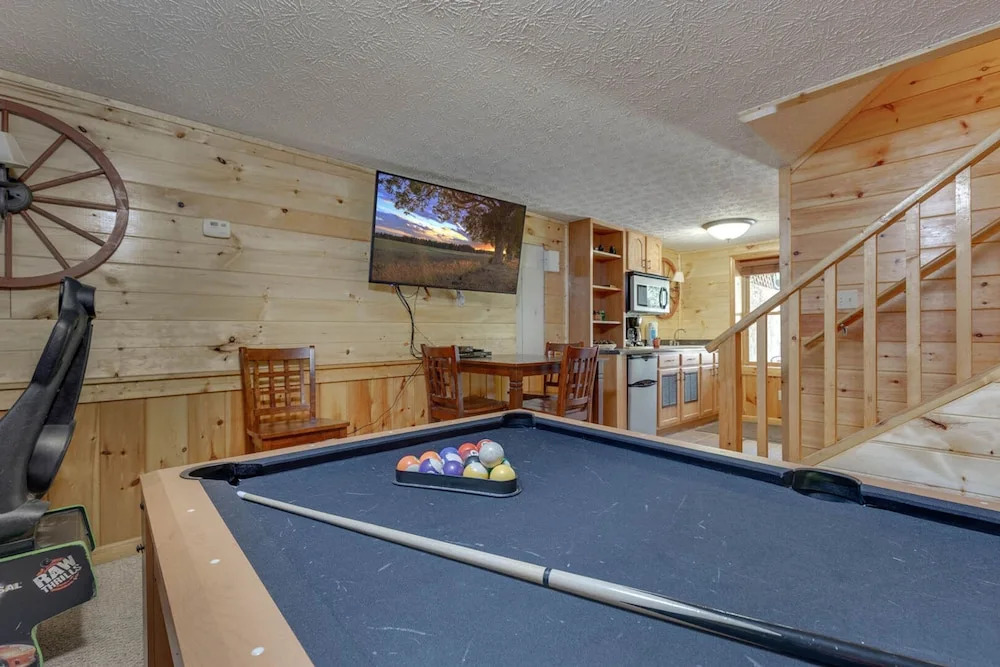 Downtown Getaway by Heritage Cabin Rentals