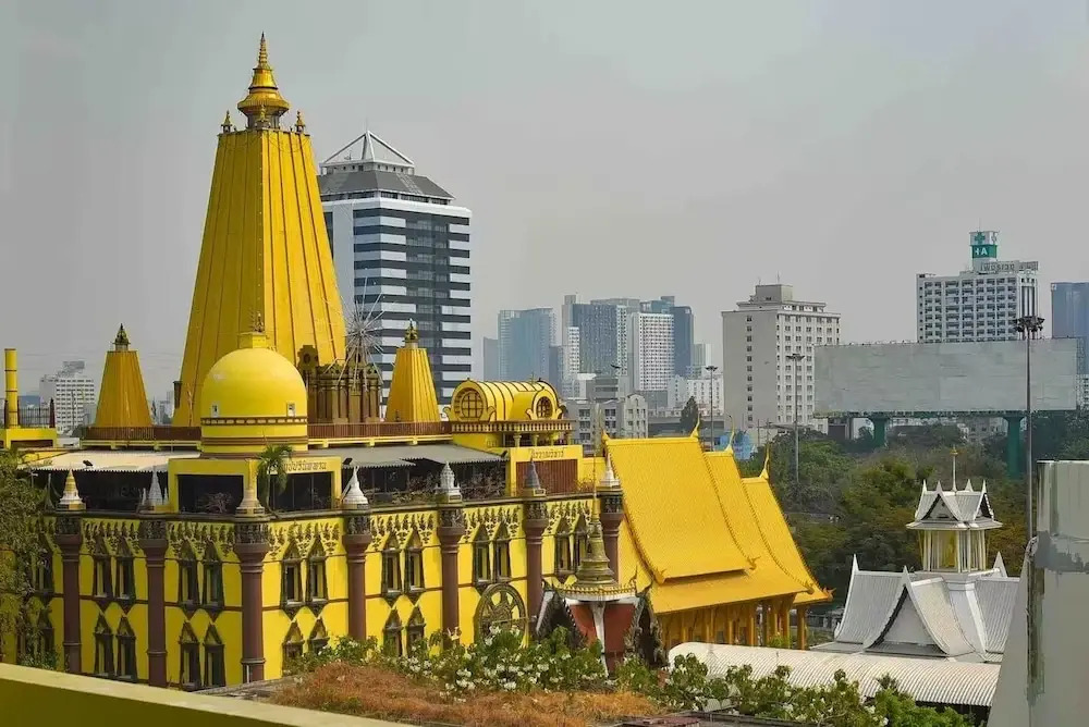 Petch Tower Ekkamai