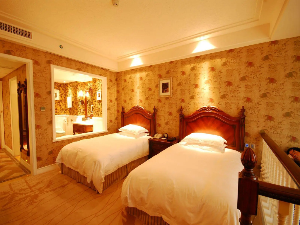 Hangzhou The First World Hotel