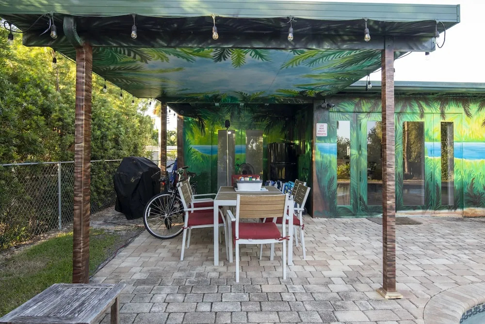 Stunning & Private 5 BDR Canal-front Home w/ Pool!
