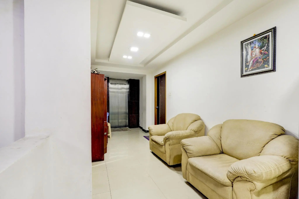 OYO 79065 Gold Residency
