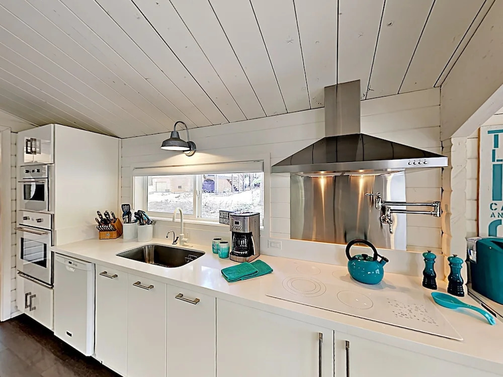 Skyland Hideaway W/ Private Beach By Wood Slopes 3 Bedroom Cabin