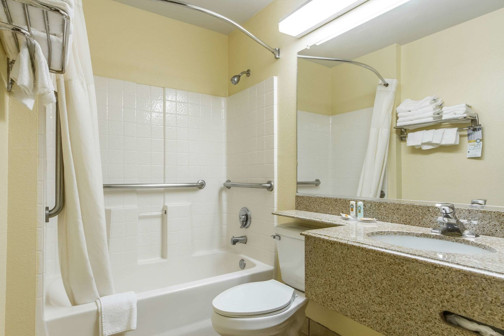 Econo Lodge Inn & Suites Santa Rosa South