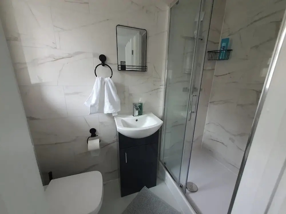 Private Room - Ensuite Bathroom - Free Parking