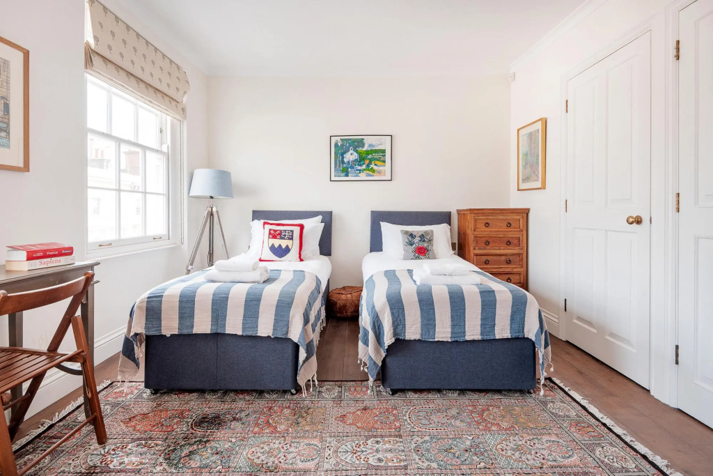 Charming Pimlico Home Close to the River Thames by Underthedoormat
