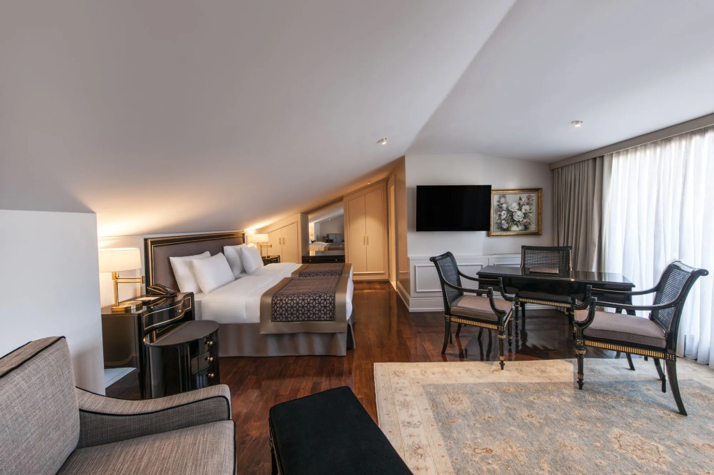 1890 Suites Hotel