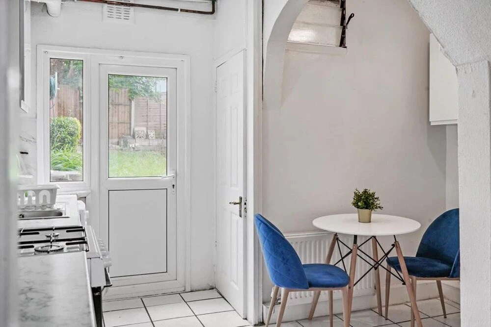Cosy 2-bed House in London With Free Parking