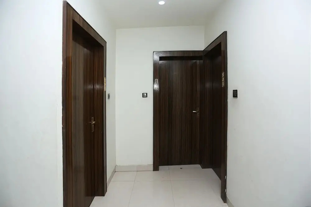 OYO 8183 Hotel Sandal Wood