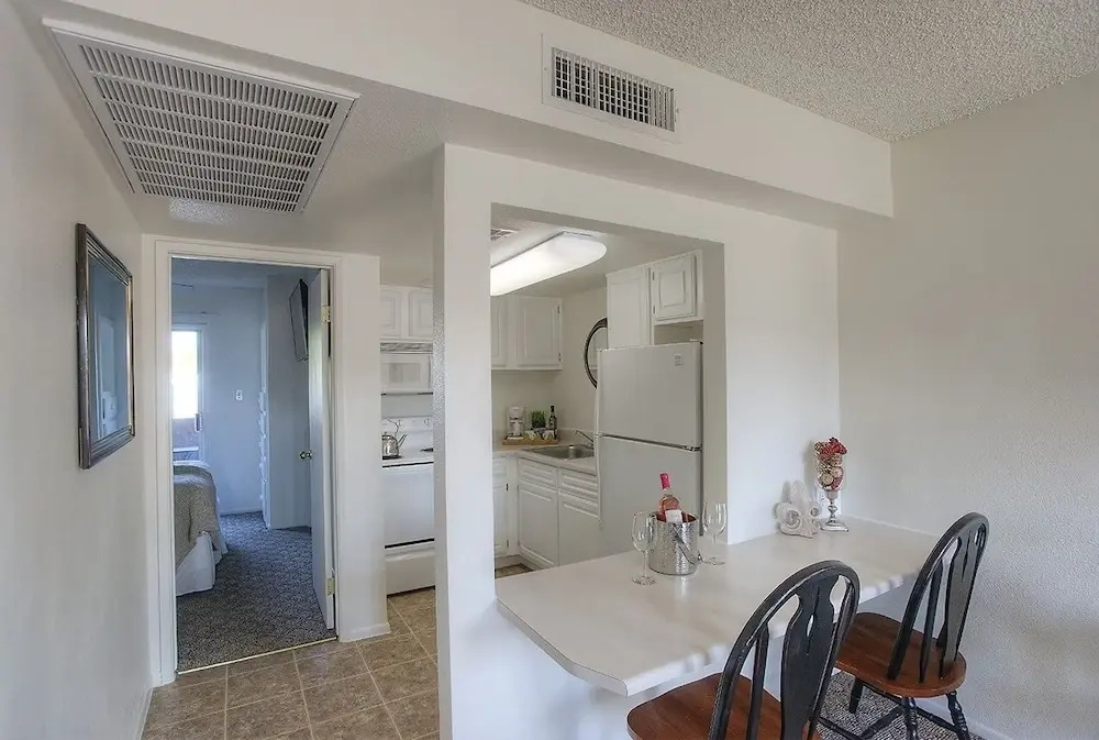 140 Fully Furnished Condo with WiFi by RedAwning