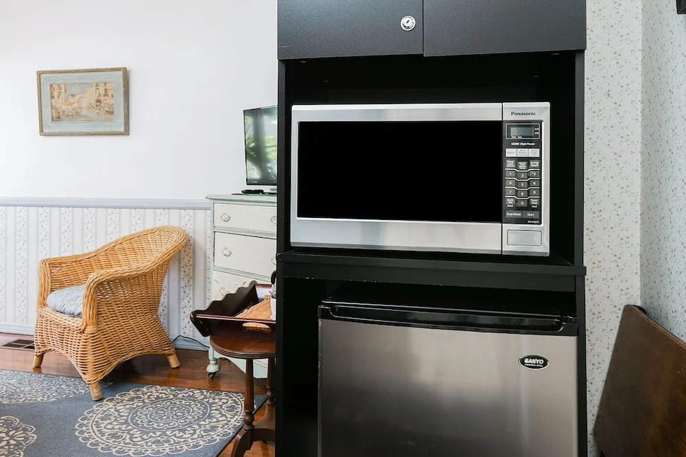 Charming Studio - 1 Block to Gorgeous East Beach! Hotel Room