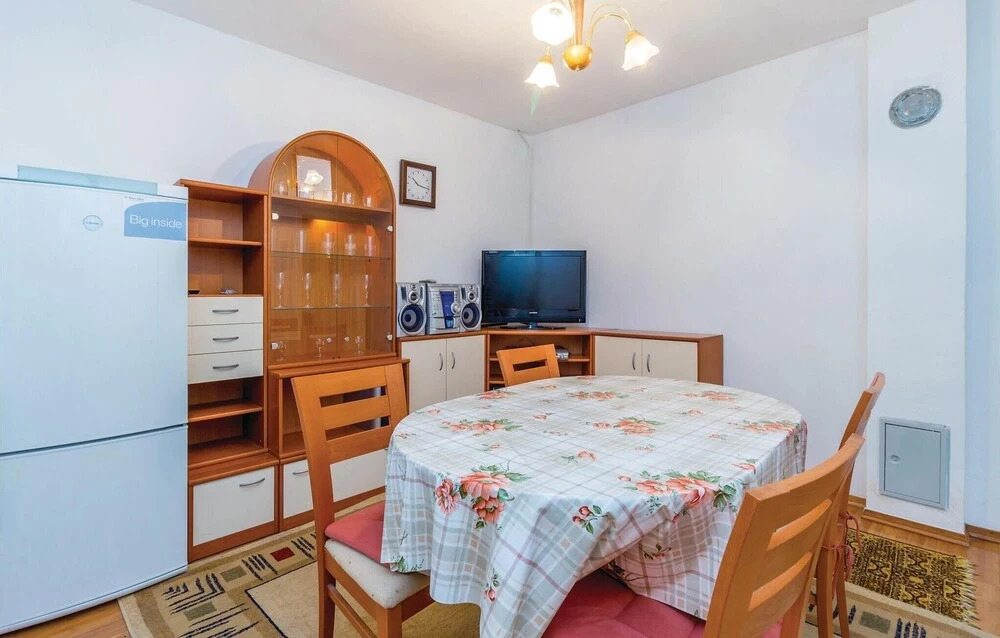 Stunning Home in Knezica With Wifi and 2 Bedrooms