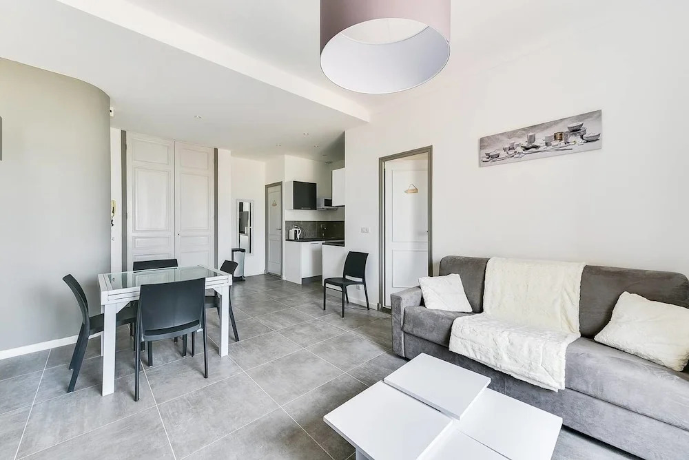 Beautiful Modern Apartment for 4 People in Cannes!