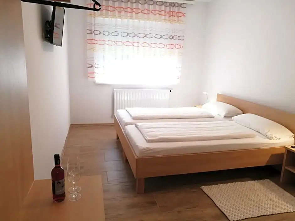 Dorf-Zimmer Mirth