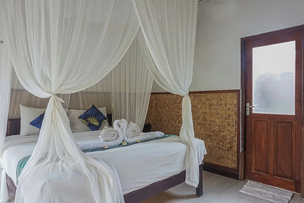 Made Taro - Menjangan Homestay
