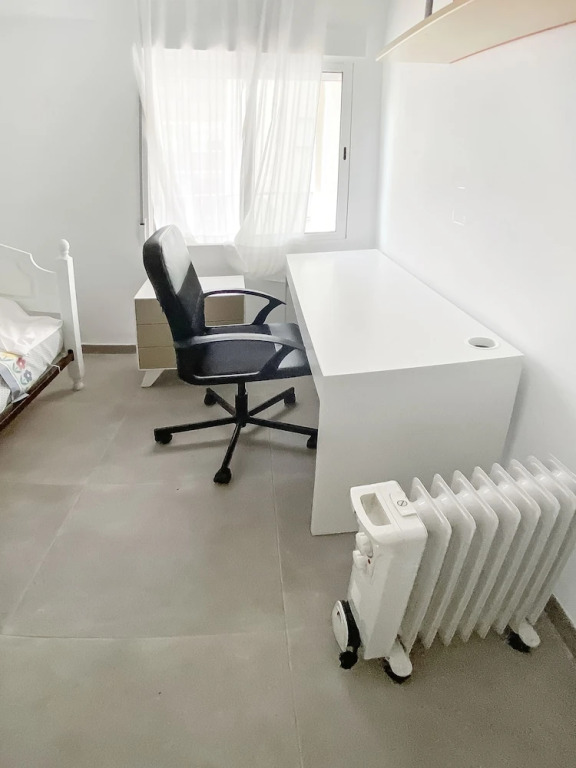 Elegant 4 beds train station upto 6 Pax