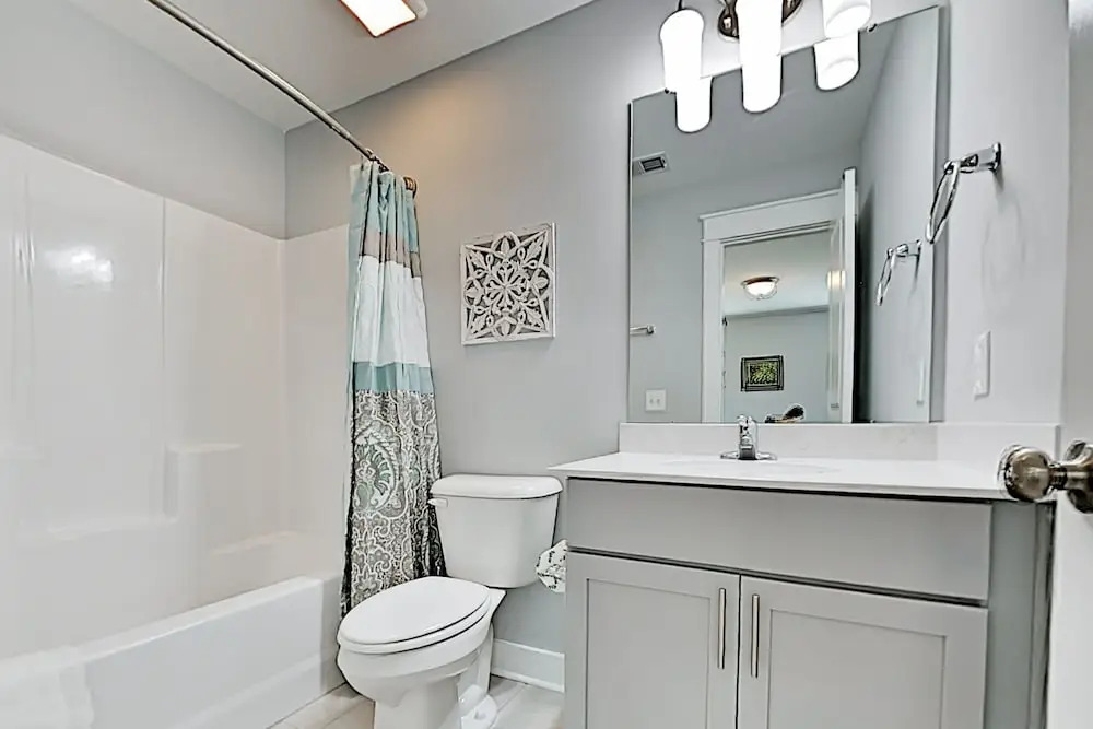 Stylish In Gated Community - Walk To Beach! 5 Bedroom Home