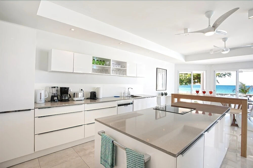 Beachfront Bliss, Pool, AC, Free Wifi, Concierge, Exclusive Terres Basses Location
