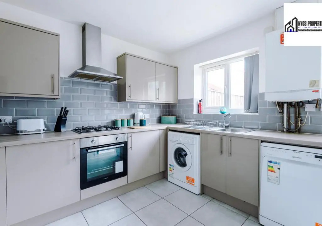 30  Off Monthly Stay/ 4 Bed House/ Free Parking