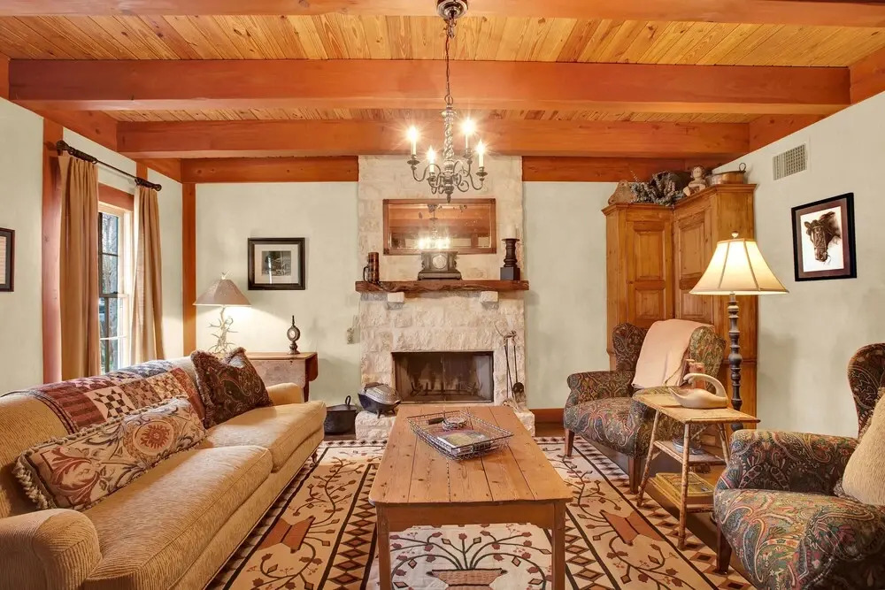 Luxury and Location One Block to Main St With Hot tub and Firepit