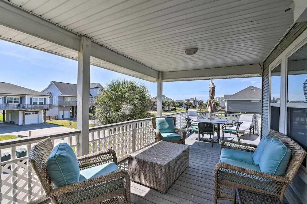 Walk to Galveston Beach: Coastal Escape w/ Yard