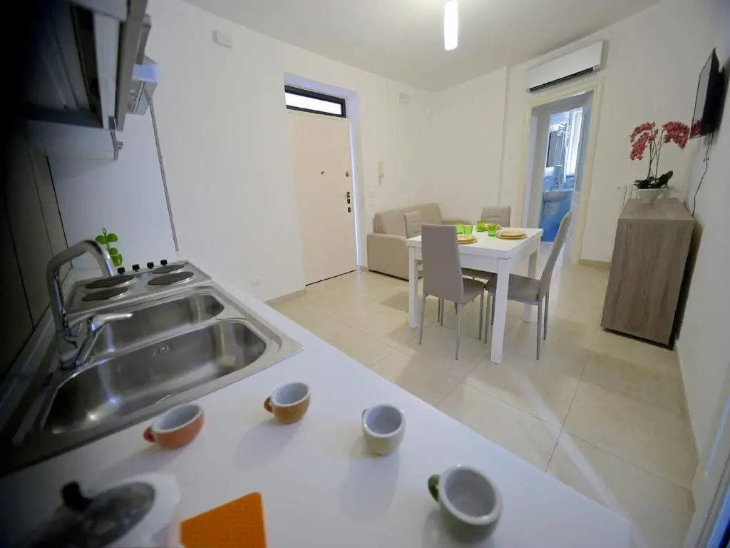 Leo Apartments