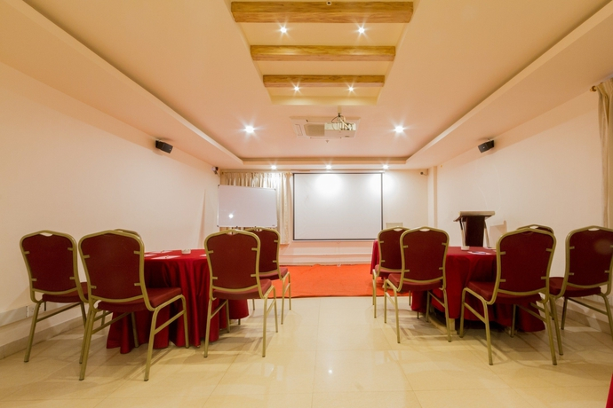 FabHotel Prime Royal Castle