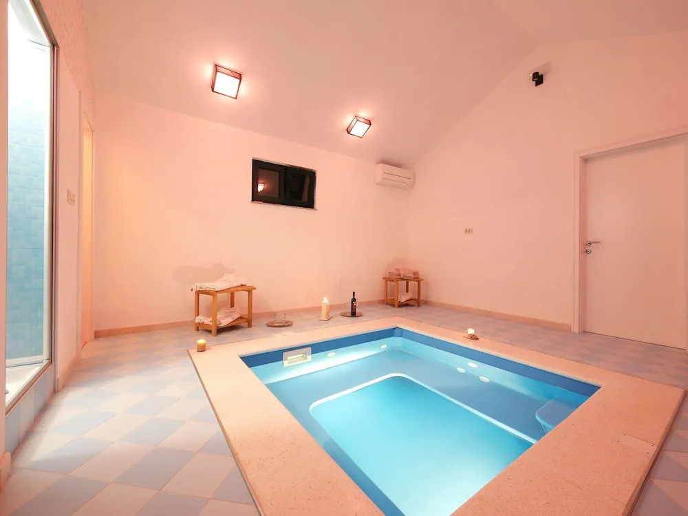 Charming Apartment Directly on the Sea, Whirlpool and Sauna, Beautiful Garden