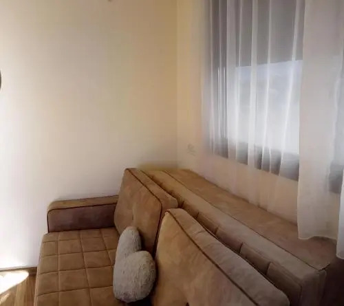 Hen Suites