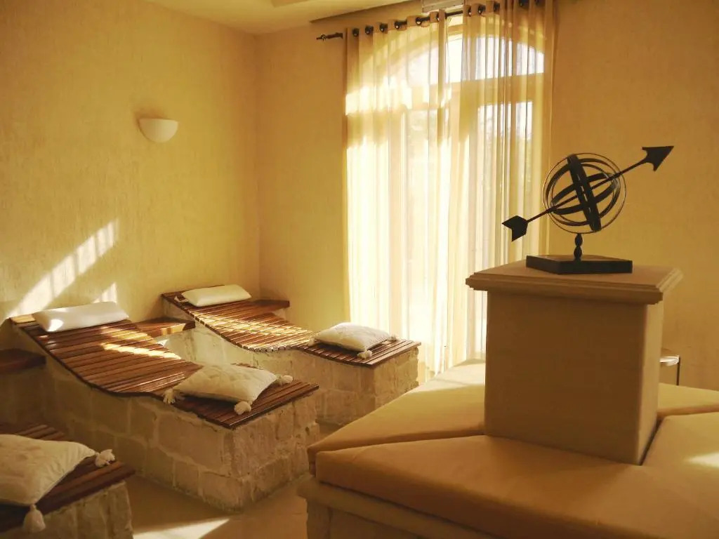 4 bedroom Villa Galinios with large private pool, Aphrodite Hills Resort